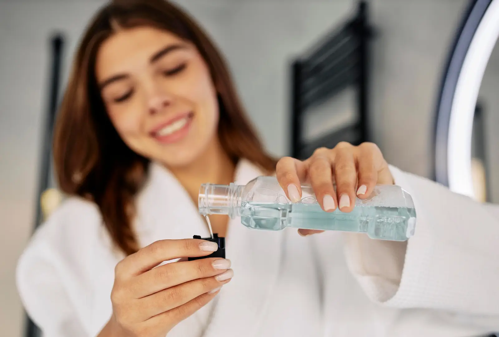 Using remineralizing mouthwash to strengthen enamel and support tooth remineralization naturally